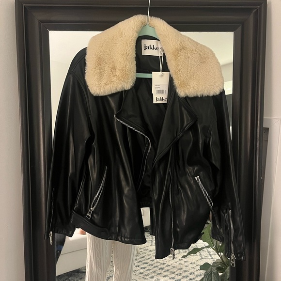 Jakke Jackets & Blazers - Jakke Black Leather Jacket with Cream Collar ~ Size 4